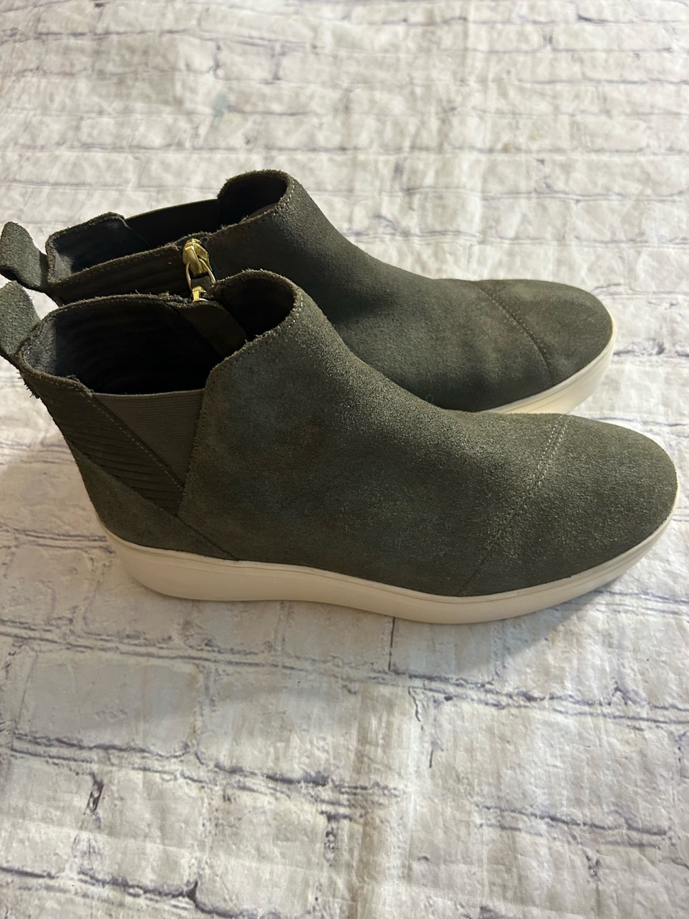 TOMS JAMIE DARK GREEN SIDE ZIP CHUNKY WHITE RUBBER SOLE PLATFORM SNEAKER BOOTS 9